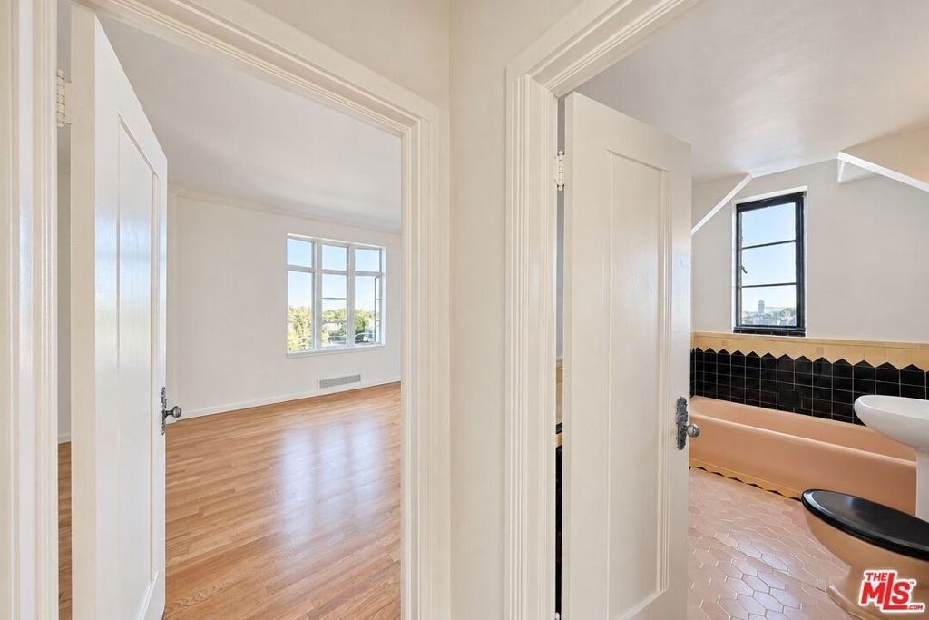1314 N Hayworth Avenue - Photo 46