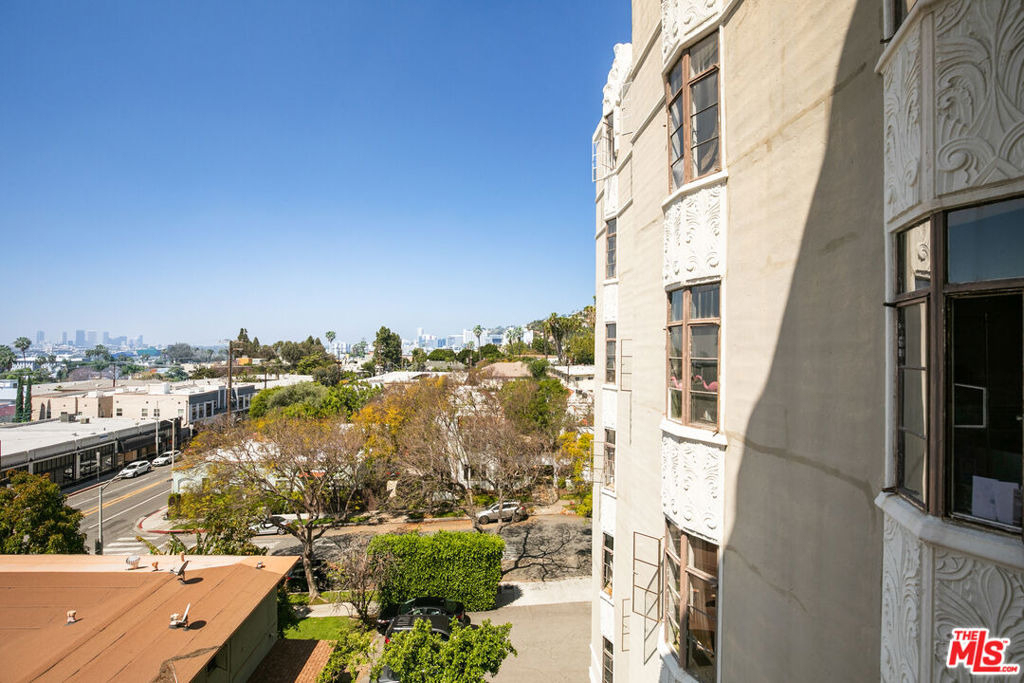 1314 N Hayworth Avenue - Photo 8