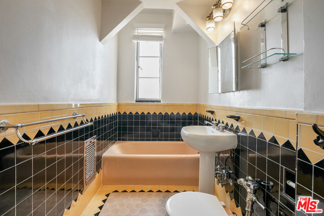 1314 N Hayworth Avenue - Photo 19