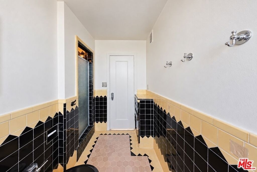 1314 N Hayworth Avenue - Photo 51