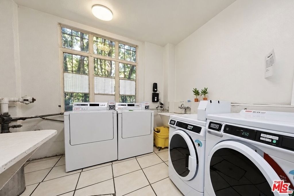 1314 N Hayworth Avenue - Photo 60