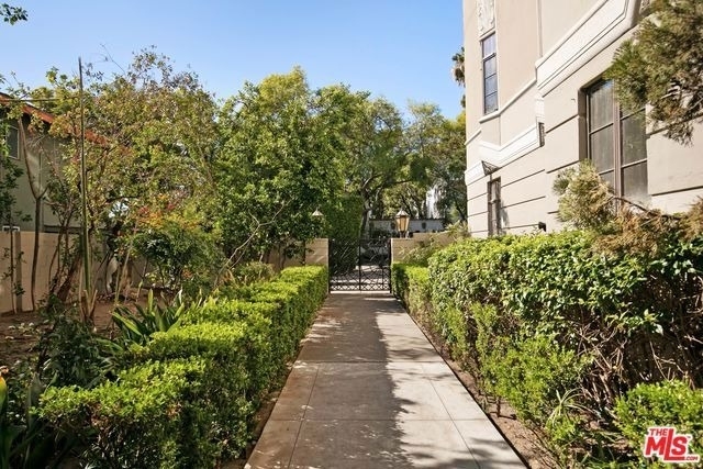 1314 N Hayworth Avenue - Photo 27