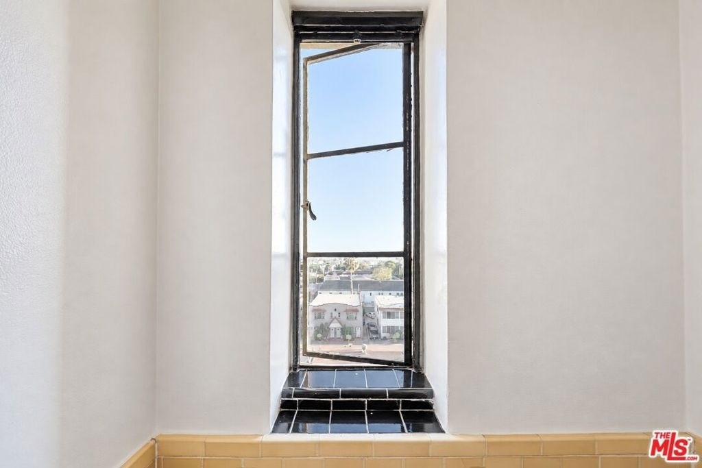 1314 N Hayworth Avenue - Photo 53