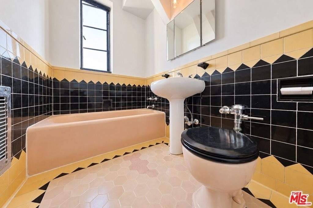 1314 N Hayworth Avenue - Photo 49