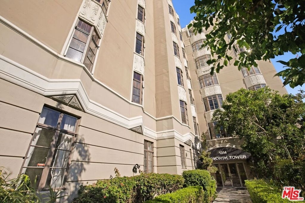 1314 N Hayworth Avenue - Photo 9