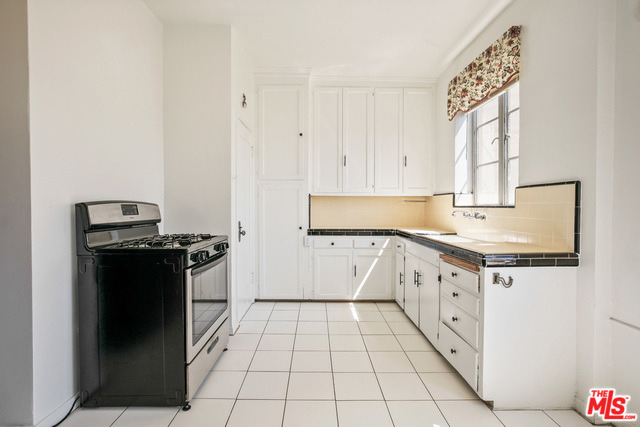 1314 N Hayworth Avenue - Photo 16