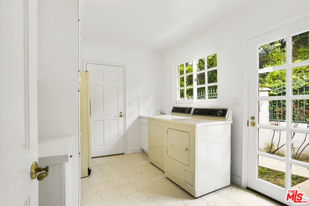 400 Evelyn Place - Photo 38