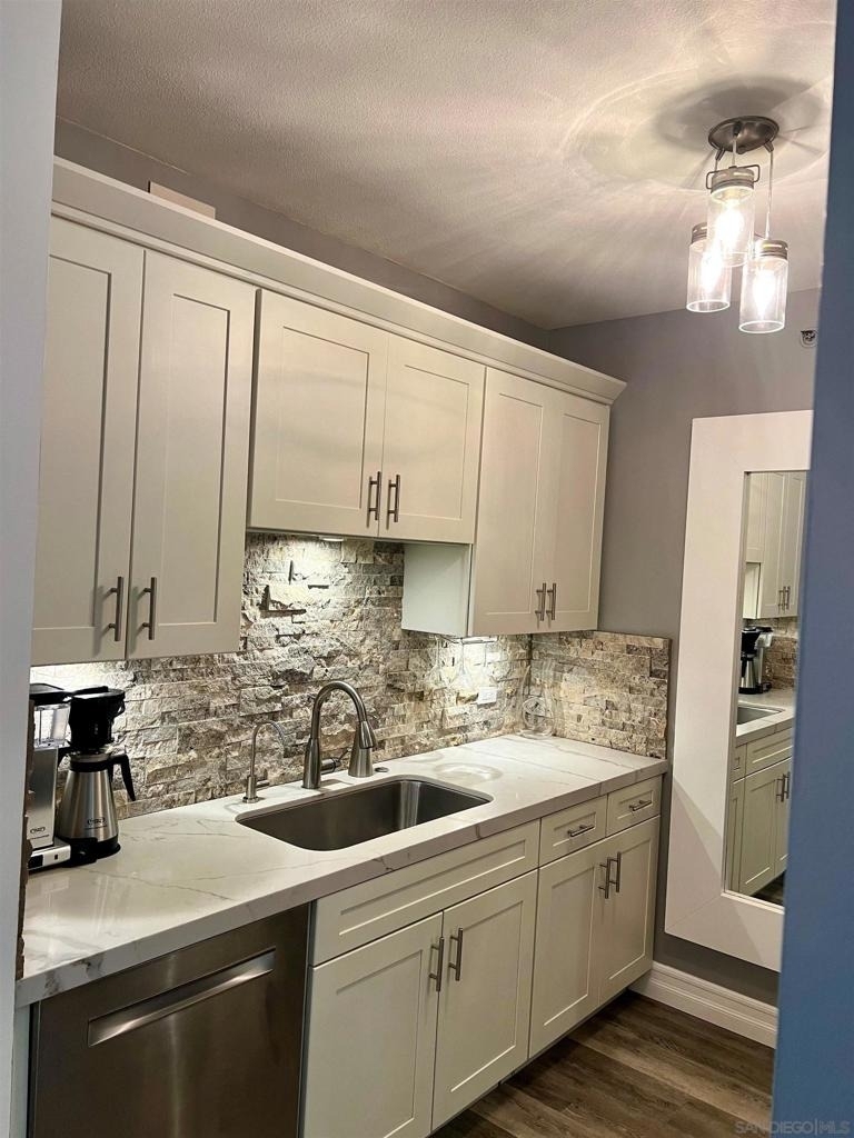 425 W Beech St - Photo 4
