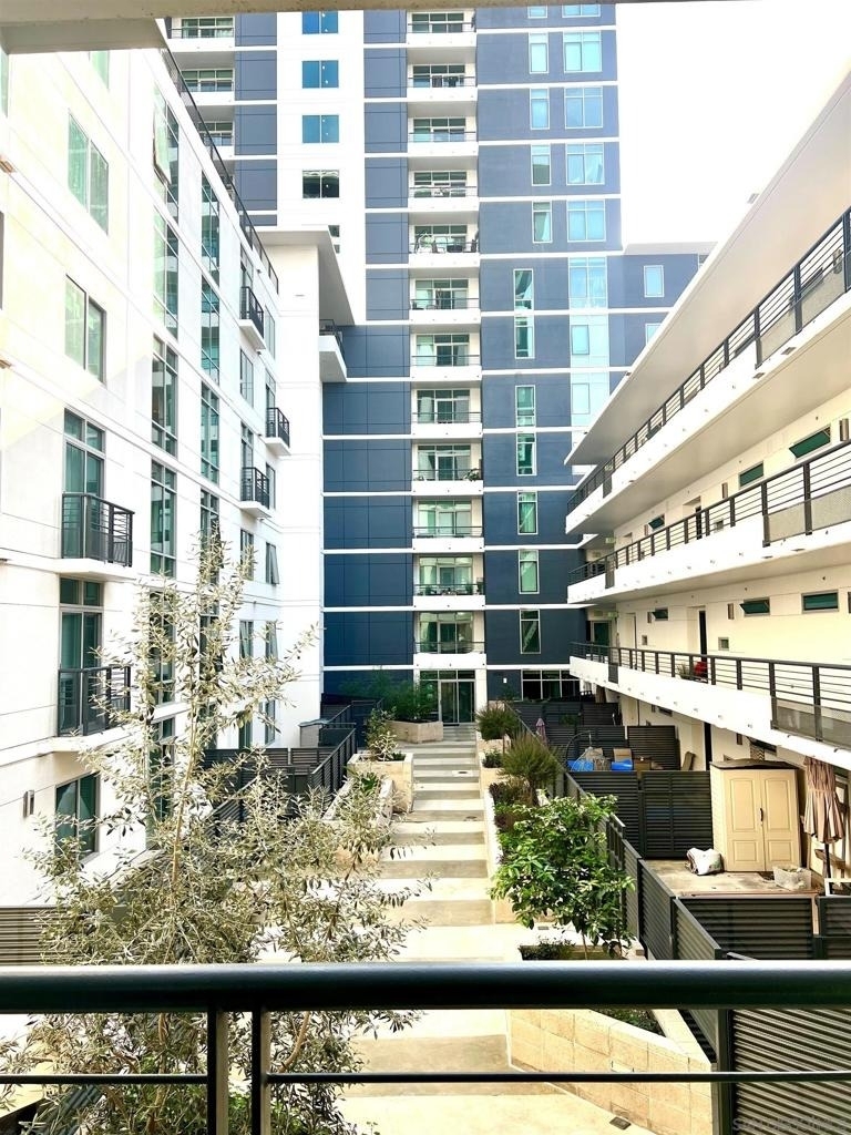 425 W Beech St - Photo 1