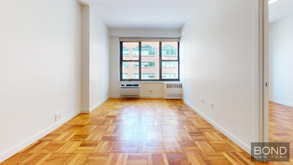 Fourth Avenue - Photo 9