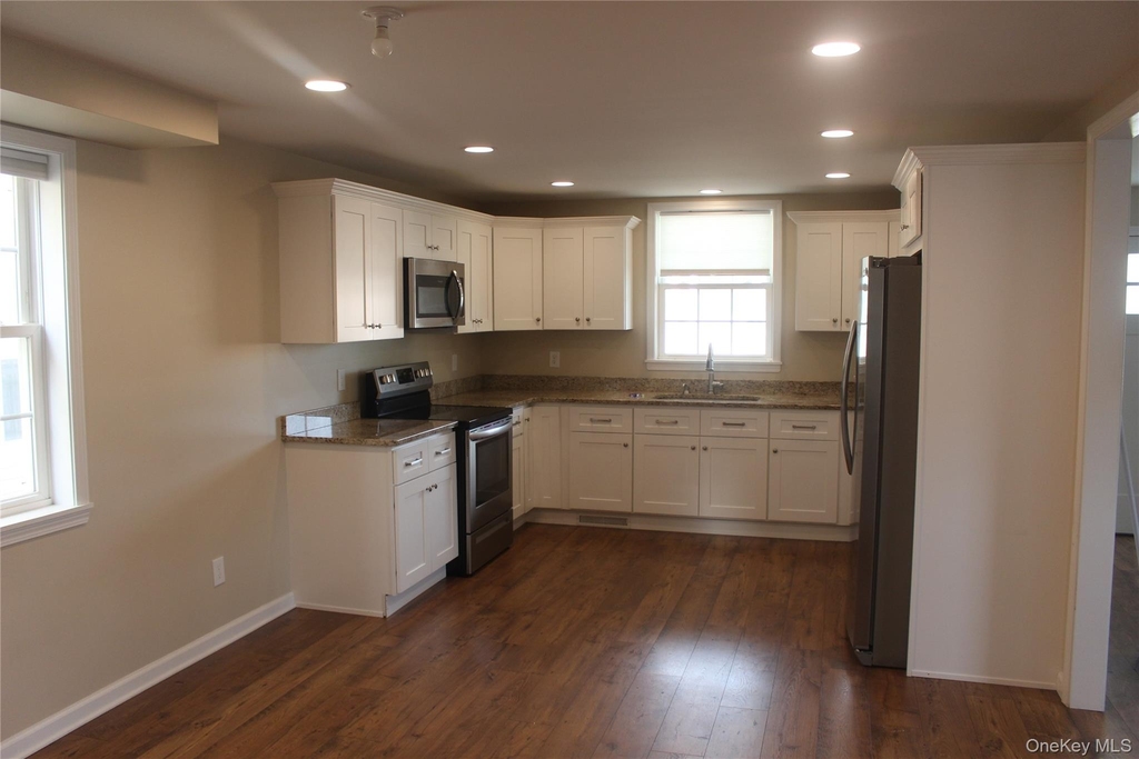 17 Bank Street - Photo 2