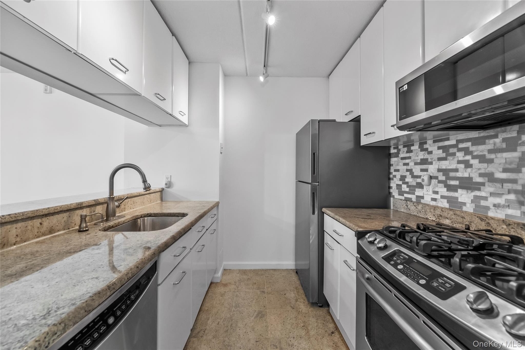 4 Martine Avenue - Photo 3
