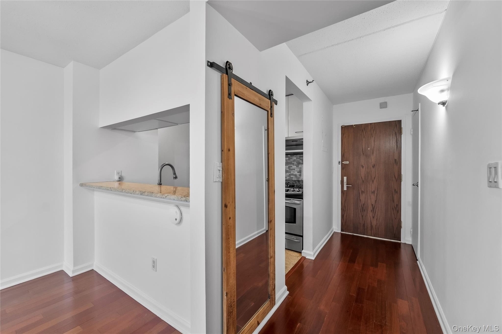 4 Martine Avenue - Photo 2