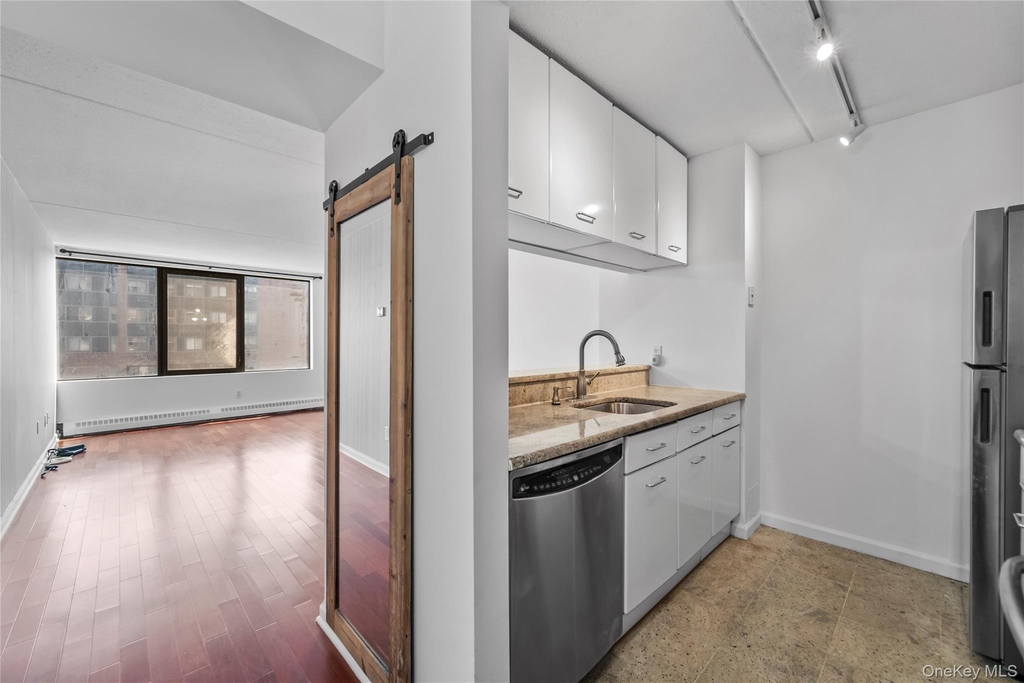 4 Martine Avenue - Photo 1