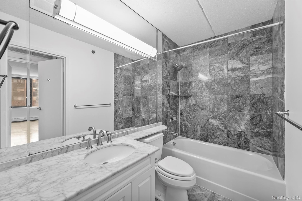 4 Martine Avenue - Photo 9