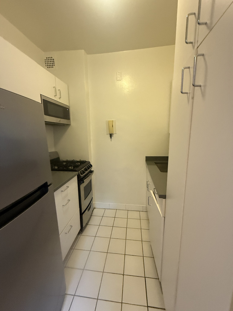412 East 55th Street - Photo 8