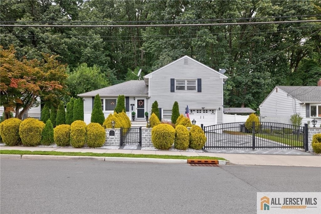 47 Leonardine Avenue - Photo 1