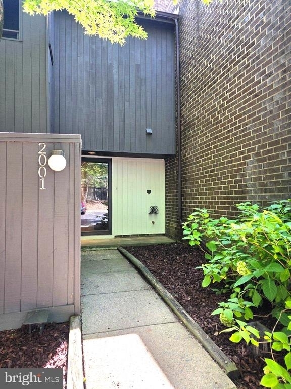 2001 Wethersfield Court - Photo 2
