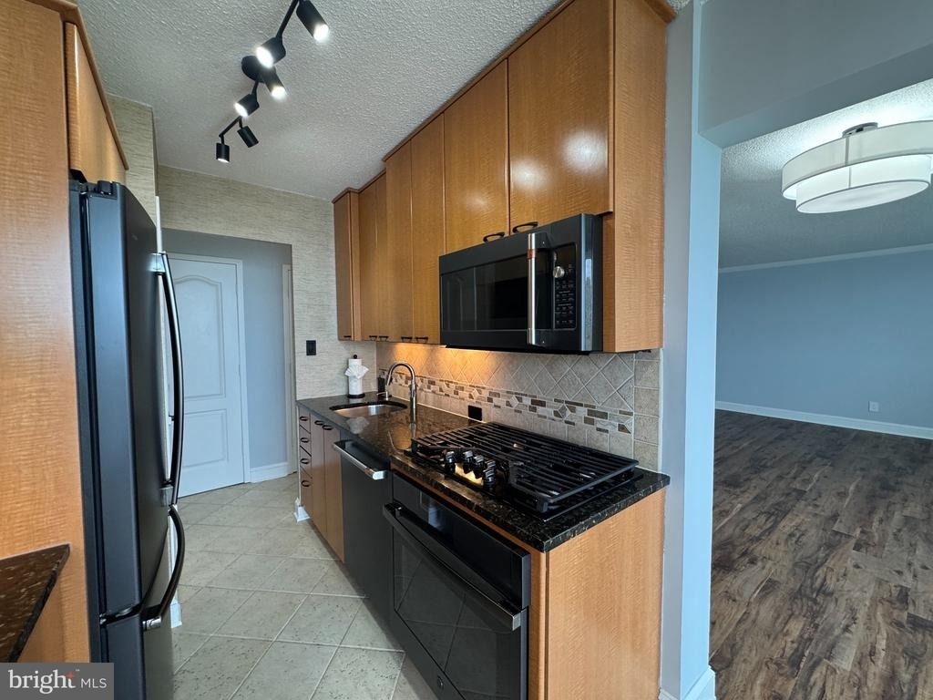 501 Slaters Lane - Photo 33