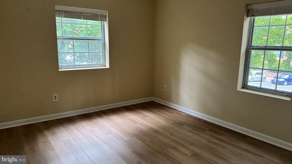 1735 Rhodes Street N - Photo 2