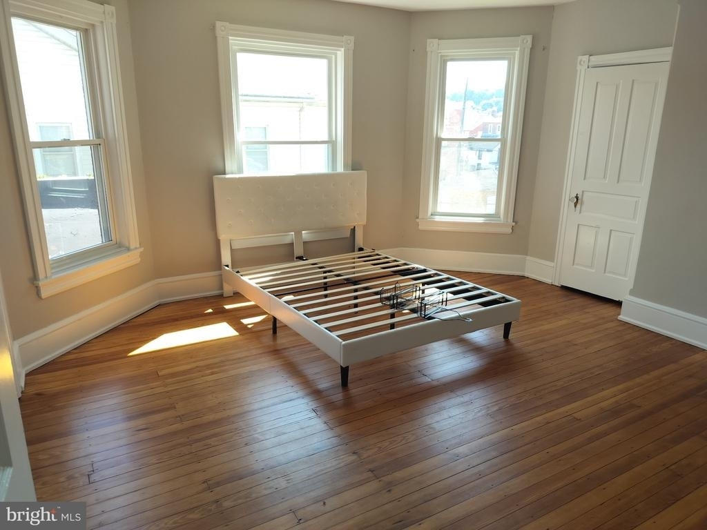 368 E Chestnut Street - Photo 2