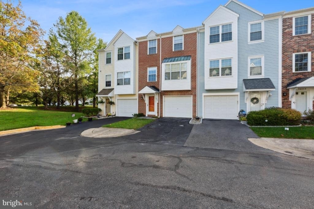 18221 Fox Chase Circle - Photo 0