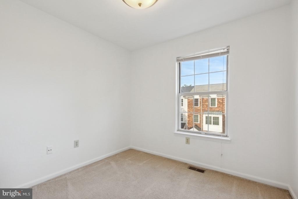 18221 Fox Chase Circle - Photo 16