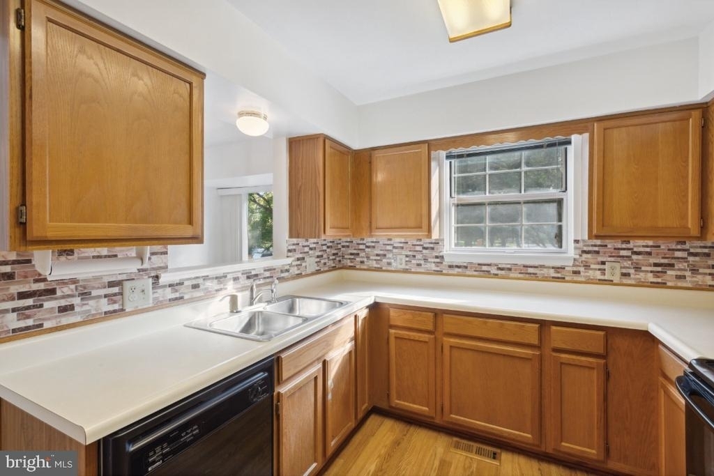 18221 Fox Chase Circle - Photo 5