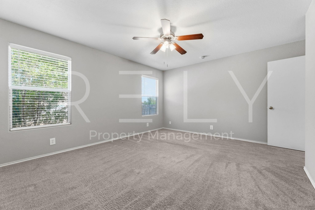 241 Moonstone Dr - Photo 15