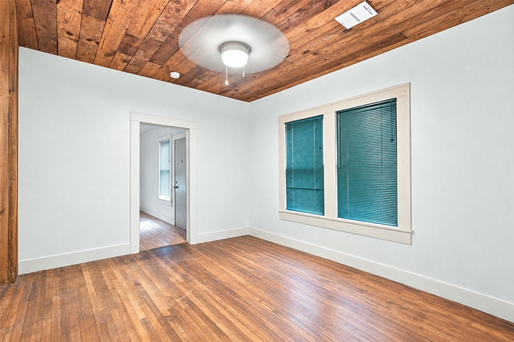1406 E 11th St - Photo 11