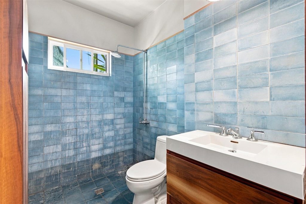 1406 E 11th St - Photo 9