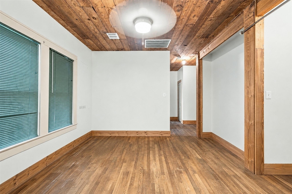 1406 E 11th St - Photo 10