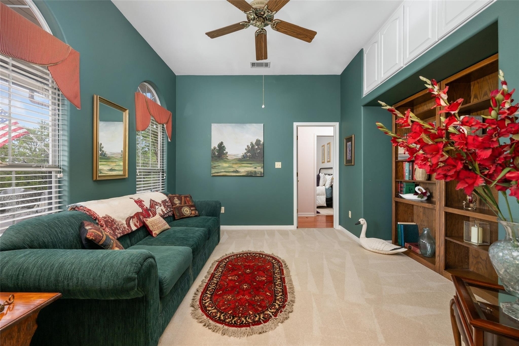 391 Liberty Dr - Photo 2