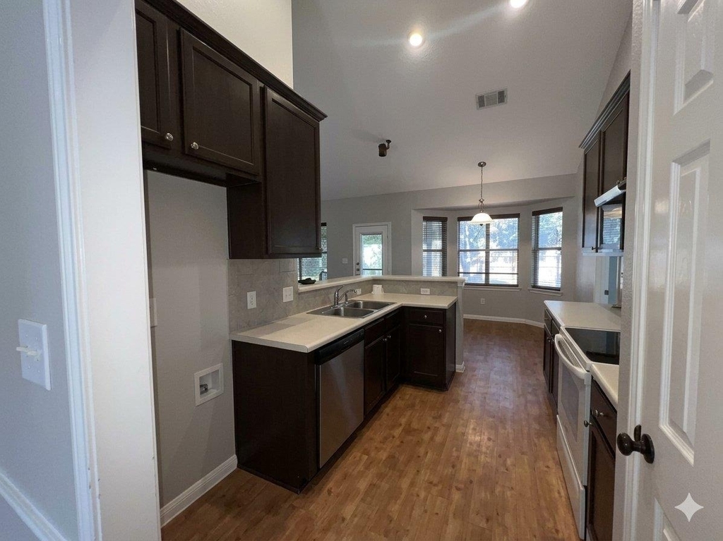 903 Oakwood Dr - Photo 5