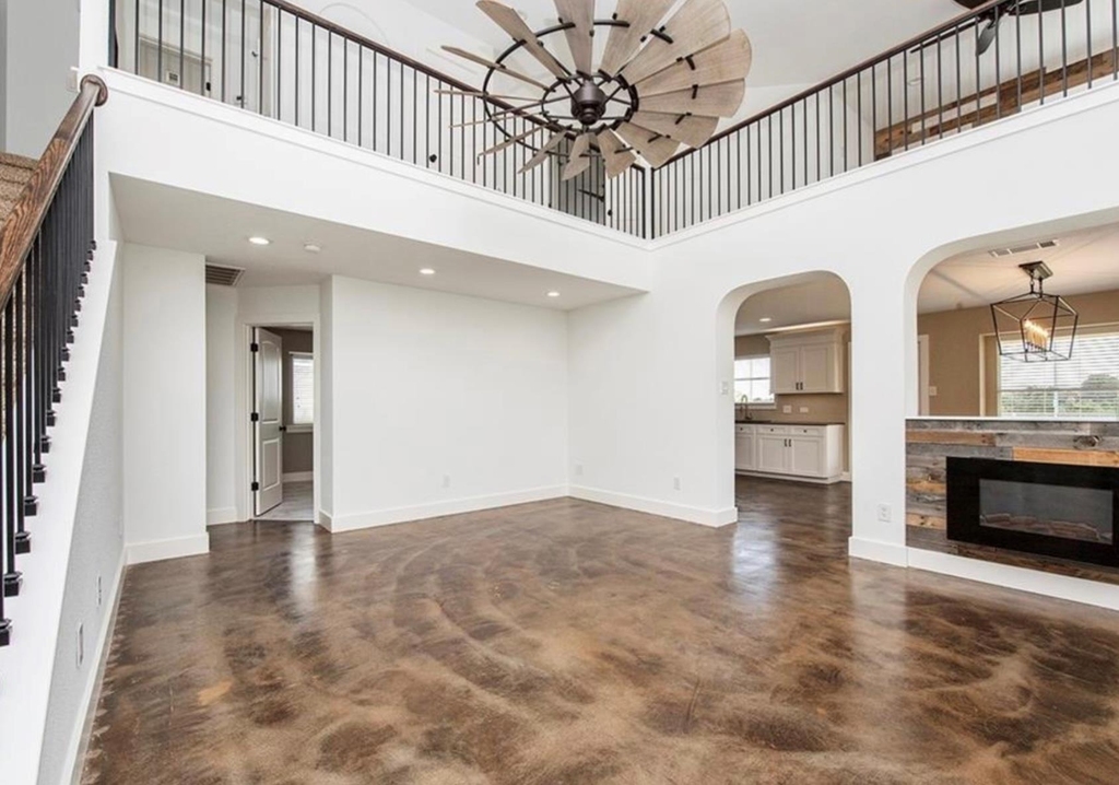 1202 Hensley Dr - Photo 2