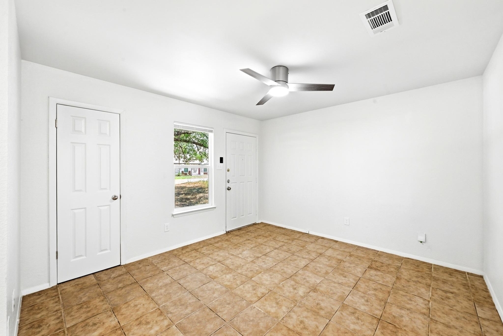 910 Bret Ln - Photo 2