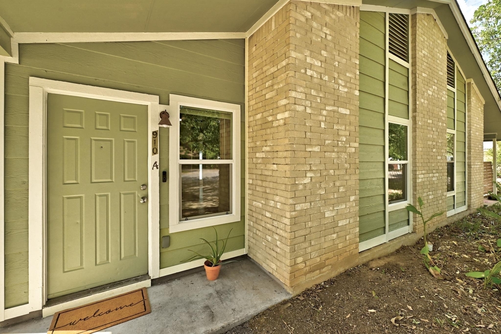 910 Bret Ln - Photo 0