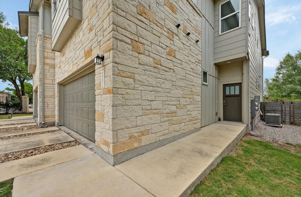 8901 Parker Ranch Cir - Photo 2