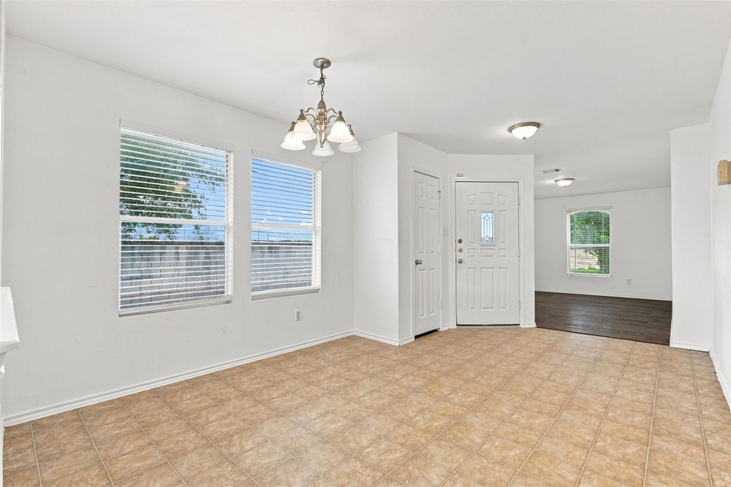 5708 Colinton Ave - Photo 2