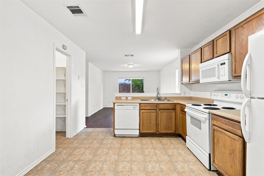 5708 Colinton Ave - Photo 4