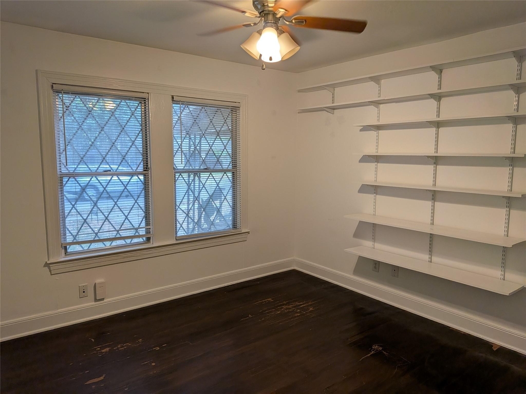 1006 Brentwood St - Photo 5