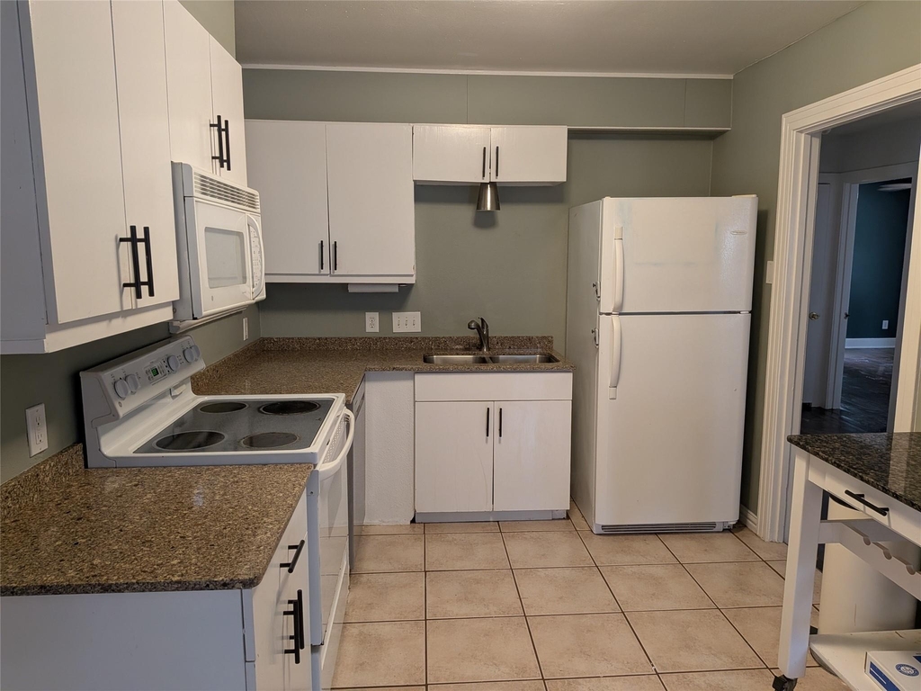1006 Brentwood St - Photo 3