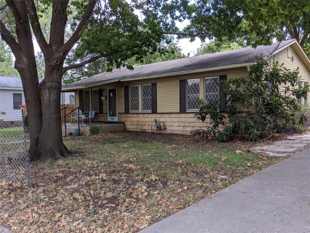 1006 Brentwood St - Photo 0