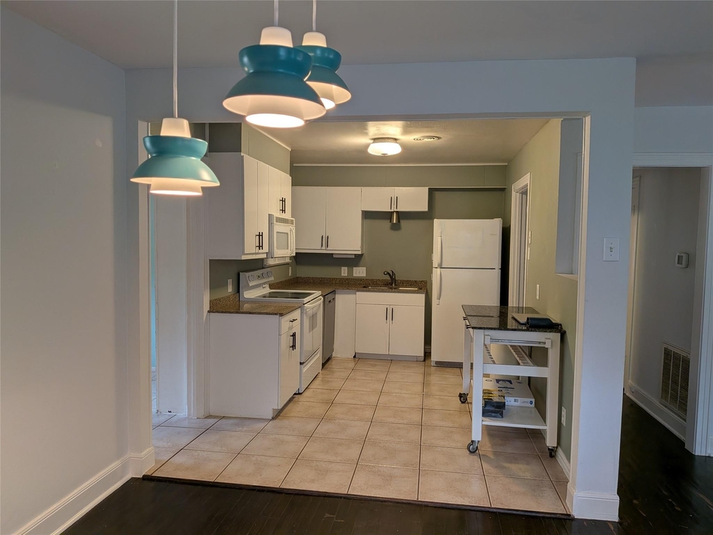 1006 Brentwood St - Photo 2