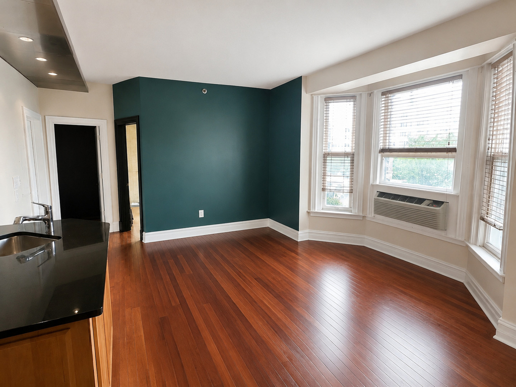 2800 N Pine Grove Avenue - Photo 2