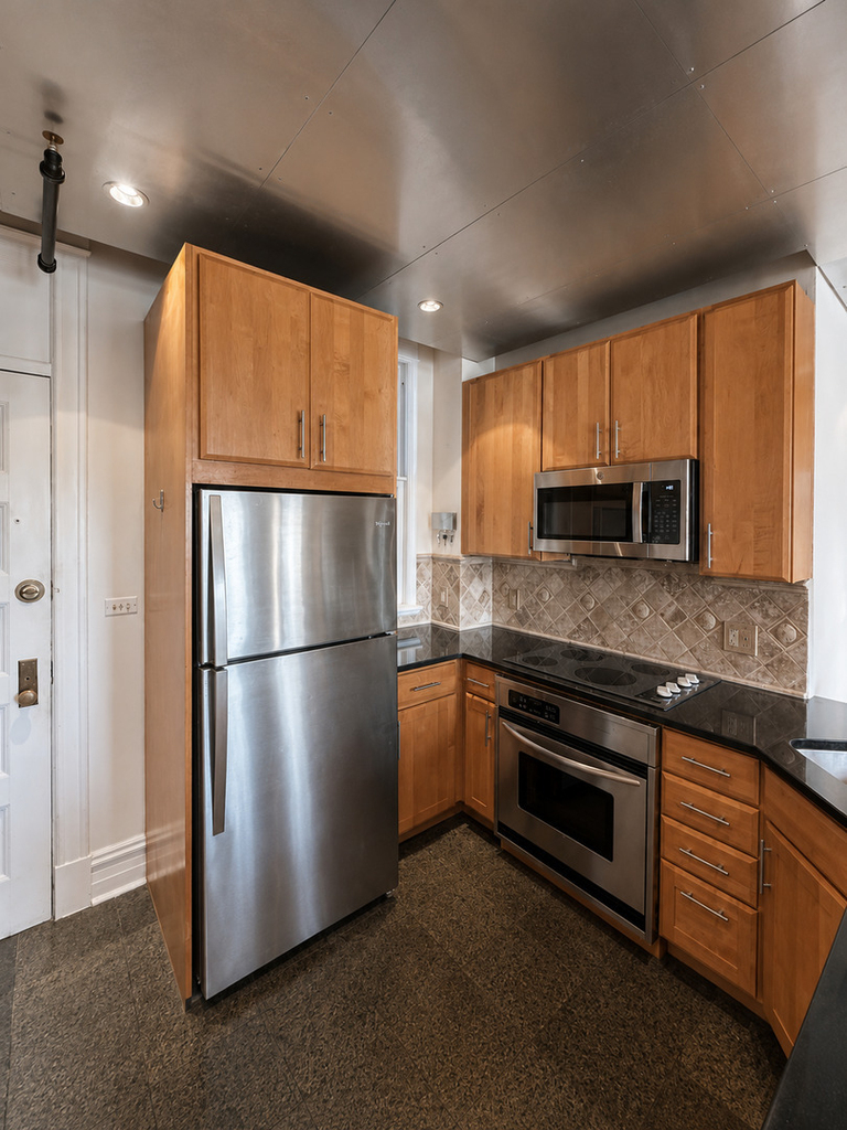 2800 N Pine Grove Avenue - Photo 1