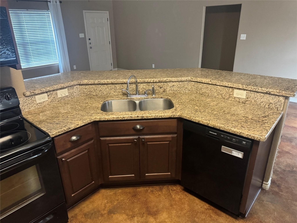 410 Deacon Drive W - Photo 4