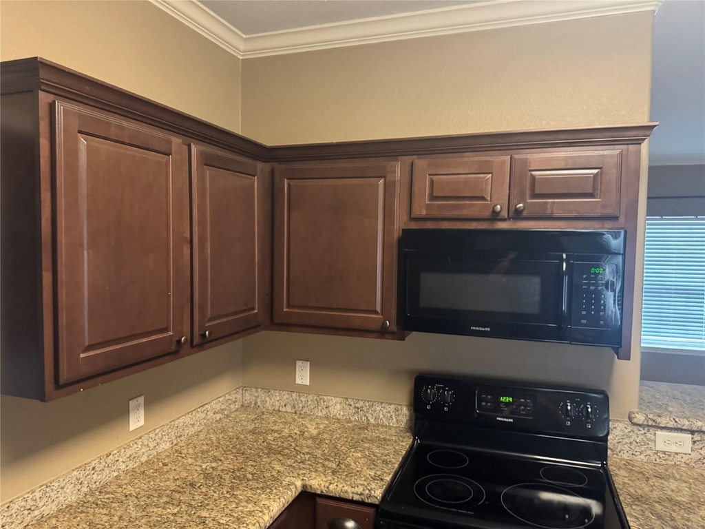 410 Deacon Drive W - Photo 6