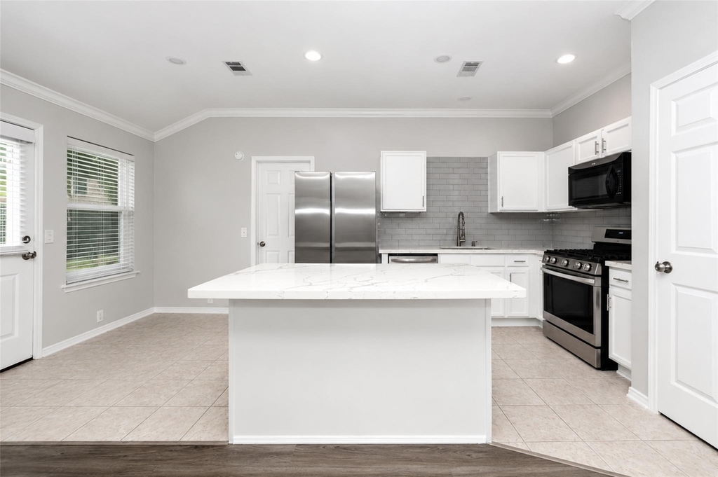 4815 Cliffpoint Court - Photo 3