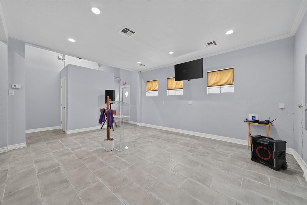 2213 Ellis Drive - Photo 4